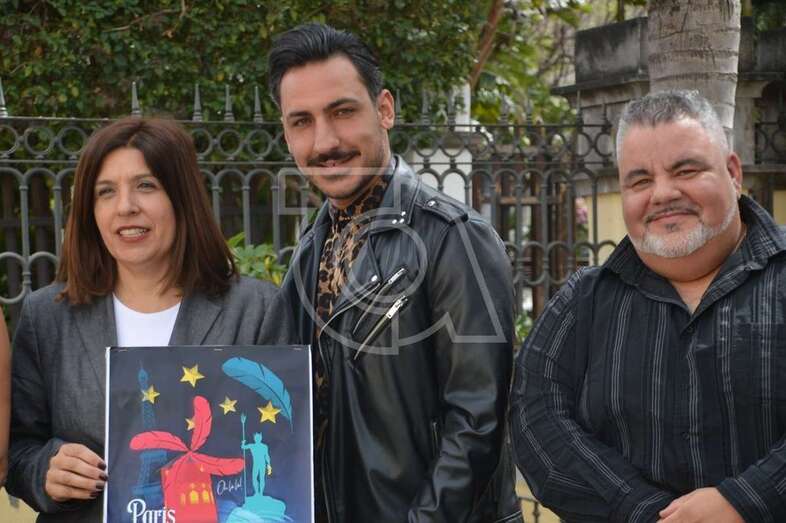 El pregonero, primero por la derecha, con la alcaldesa y el director artístico del Carnaval, Nauzet Afonso (Foto TA)